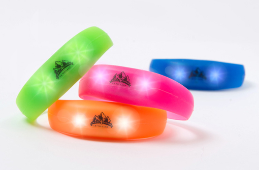 Bracelets LED en silicone de couleurs orange, bleu, rose et vert avec logo